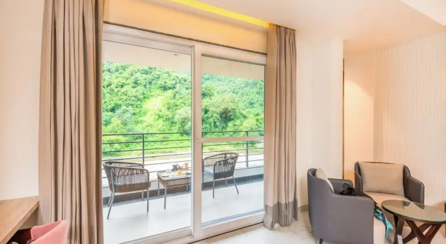 Номер Premium с балконом и с видом на реку DLS Divine River Resort and Spa, Rishikesh