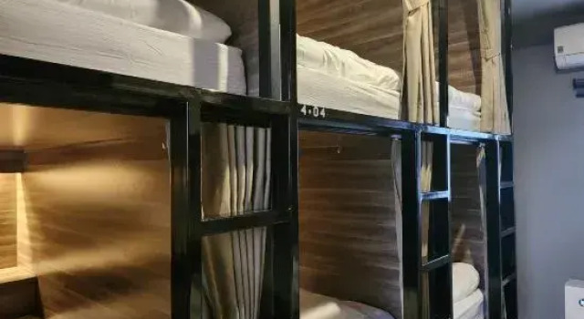 Кровать в общем номере Fellows House