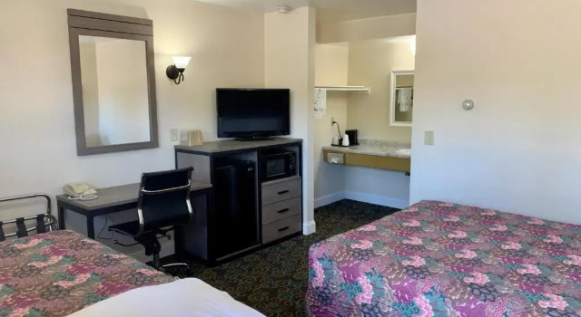 Четырёхместный номер Standard Kingsway Inn