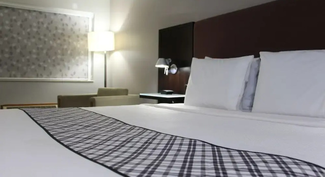 Четырёхместный номер Deluxe Westbridge Inn & Suites