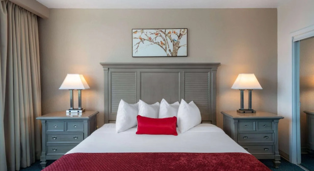 Двухместный люкс Deluxe Tower Ramada by Wyndham Kissimmee Gateway