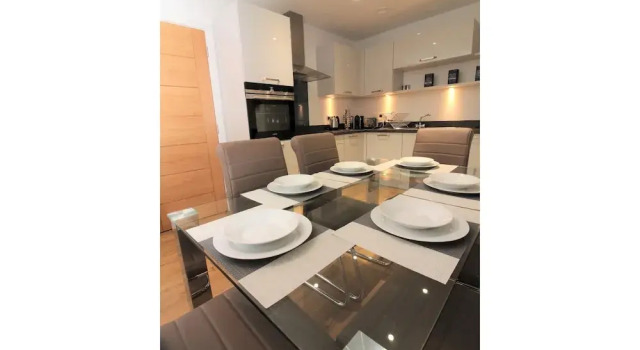 Luxury 2BR Modern Flat for 6 Near Holyrood Park, Prenota Hotel Edimburgo 