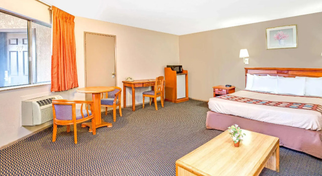 Двухместный люкс Deluxe Super 8 by Wyndham Upland Ontario CA