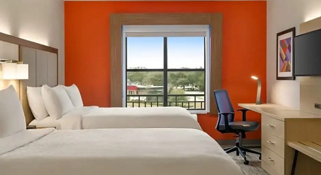 Четырёхместный номер Executive Holiday Inn Express & Suites Mt. Pleasant by IHG