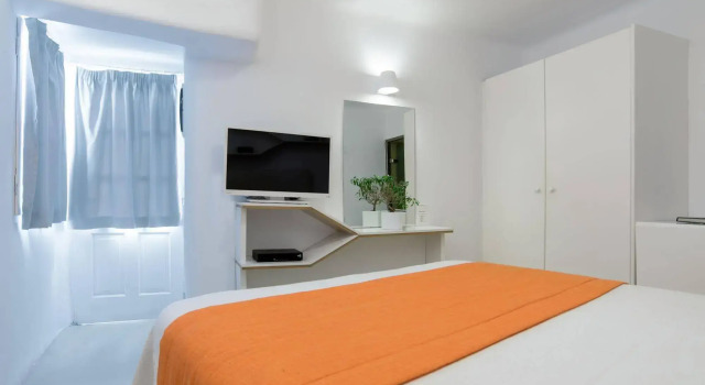 Sun Rocks Boutique Hotel | Caldera View Suites & Sunset Dining Experience