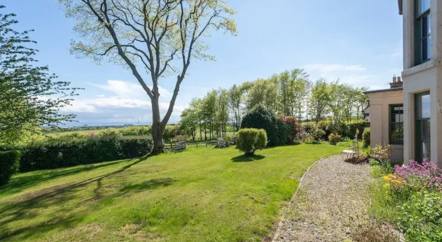 Stunning Farmhouse - Sleeps 8, Book Hotel Leven Fife