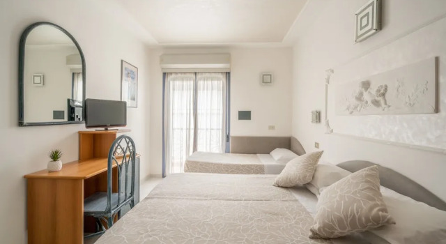 Трёхместный номер Standard с балконом Royal Boutique Hotel NUOVA GESTIONE