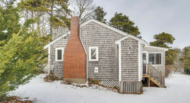 Walk to Beach: South Chatham Home