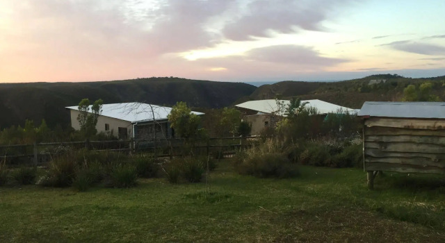 African Crags Eco Lodge, Boek Hotel Hotels in Kurland met parkeren, Parkeren