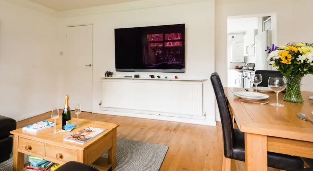 Bright and Spacious Philbeach Garden Apartment