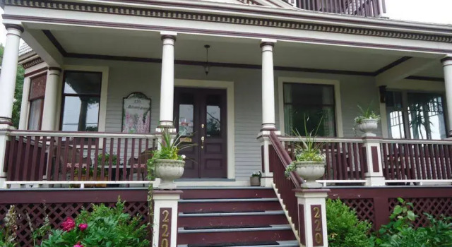 Mahogany Manor Bed & Breakfast, Забронировать Отель Отели River Valley 3 звезды, 3*