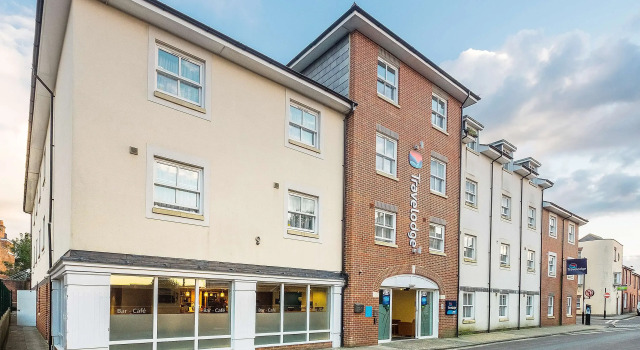 Travelodge Newport Isle of Wight, Забронировать Отель Ньюпорт Остров Уайт, рядом с Quay Arts