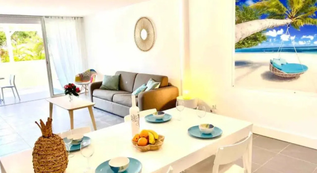 Апартаменты Beautiful suite S6, pool, sea view, Pinel Island