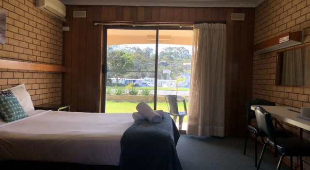 Lakeside Motel Waterfront