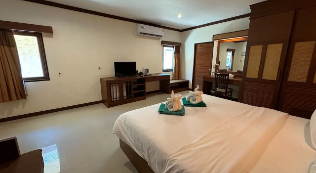 Бунгало Deluxe Hotel and Beach Bungalow at Lanta Resort