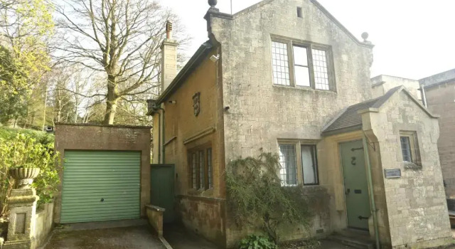 Entire Victorian Lodge in a privately gated estate with secure parking for two cars and a newly refurbished bathroom, Забронировать Отель Бат Bath and North Somerset, рядом с Университет Бата