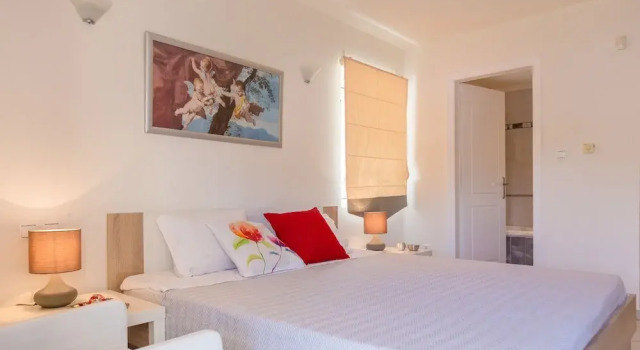 Bright & Spacious two-floor Family Garden Home