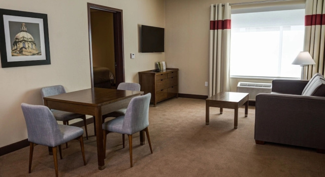 Одноместный люкс c 1 комнатой Four Points by Sheraton Sherwood Park