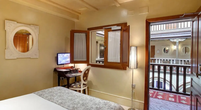Двухместный номер Window to the Gallery Hotel Sacristía de Santa Ana