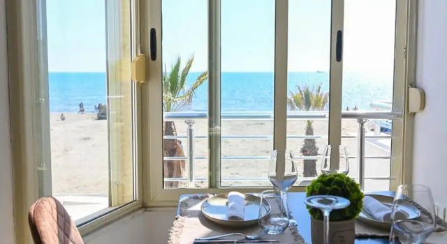 Апартаменты Wave Beachfront Apartments