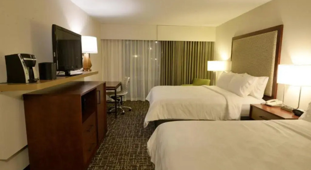 Четырёхместный номер Standard с видом на бассейн Holiday Inn Hotel & Suites Minneapolis-Lakeville by IHG