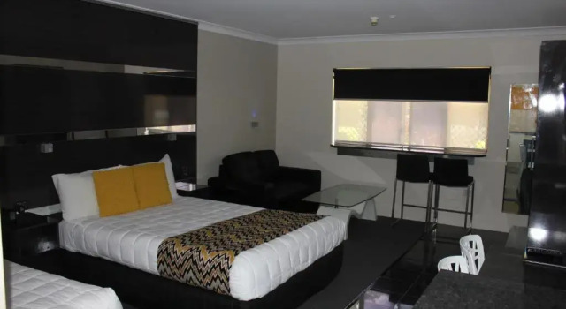 Семейный номер Deluxe Abbey Motor Inn