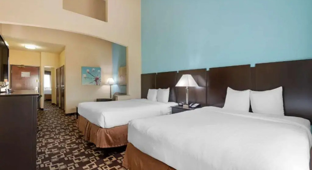 Четырёхместный семейный номер Standard Best Western Plus Arlington North Hotel & Suites