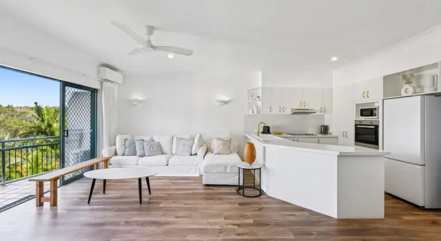 2-bed Beachfront Escape With Pool and BBQ Access, Prenota Appartamento  