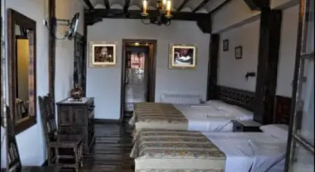Posada Ansorena, Забронировать Отель Отели Сантильяна-дель-Мар с парковкой, рядом с Епархиальный музей Regina Coeli, Парковка