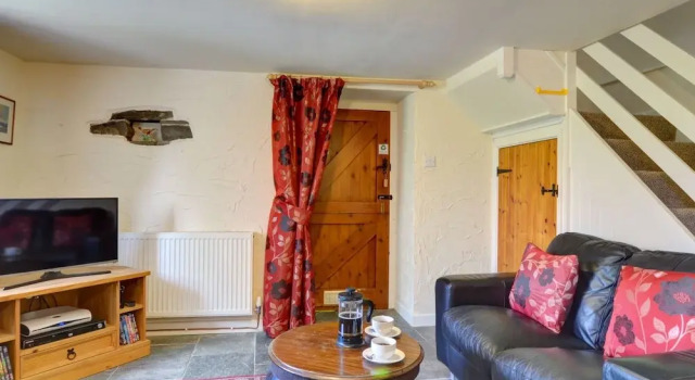 Pretty Holiday Home With Sunny Garden and a Comfortable Four-poster bed