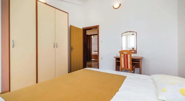 Beautiful Home in Barbat With Wifi and 2 Bedrooms, Varaa Huoneisto Hotellit Kvarner Islands uima-altaalla, Uima-allas