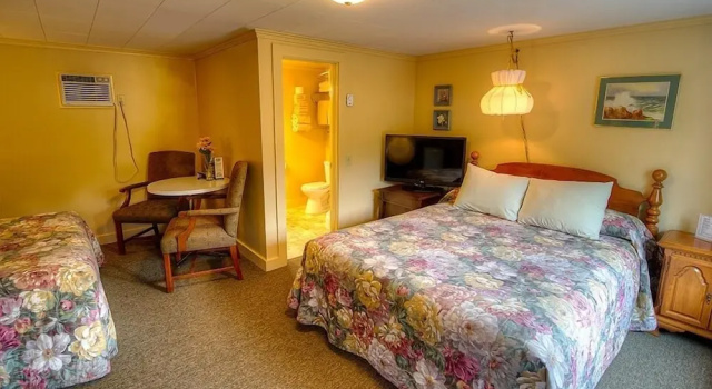 Четырёхместный номер Standard Picket Fence Motel