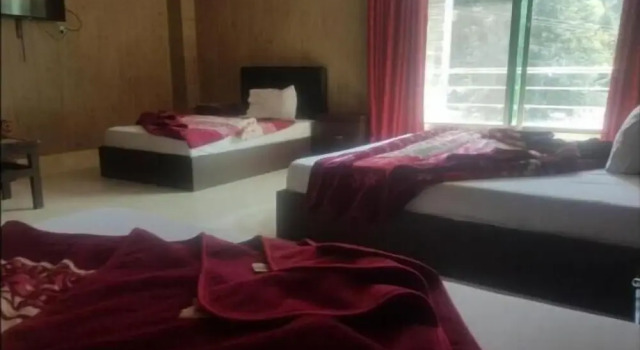 Четырёхместный номер Deluxe с балконом Al Hamrah Hotel