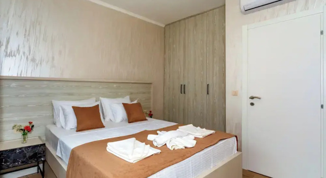 Семейные апартаменты с балконом и с видом на бассейн Luxury Apartments Queen