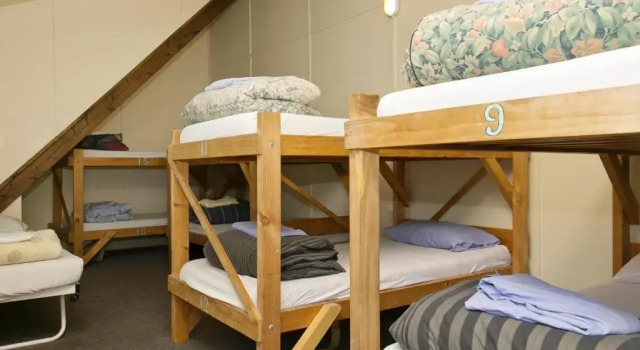 Bett im Wohnheim Howards Mountain Lodge
