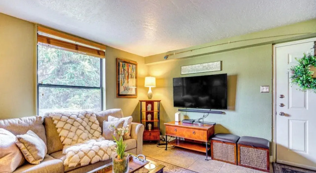 1/2 Block to Lift Bus Stop: Condo in Park City