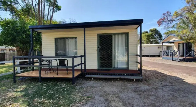 Шале Pinjarra Caravan Park and Cabins