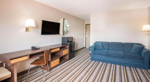 Doppel Suite Super 8 by Wyndham Nevada