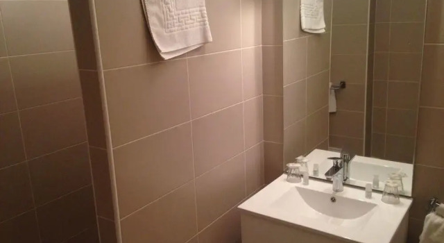Кровать в общем номере Kyriad Direct Grenoble