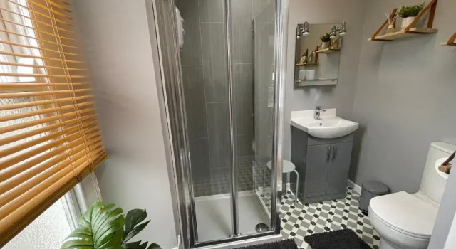 Westend Holiday Room 1 Brecon - Shared Bathroom, Забронировать Отель Отели Сноудония с парковкой, Парковка
