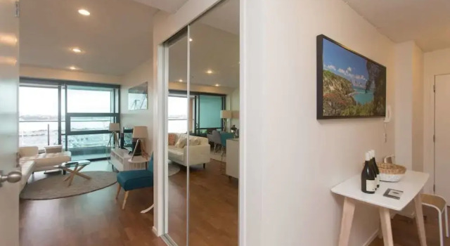 Perfect Location with Harbour Views, Забронировать Отель Отели Окленда с бассейном, Бассейн