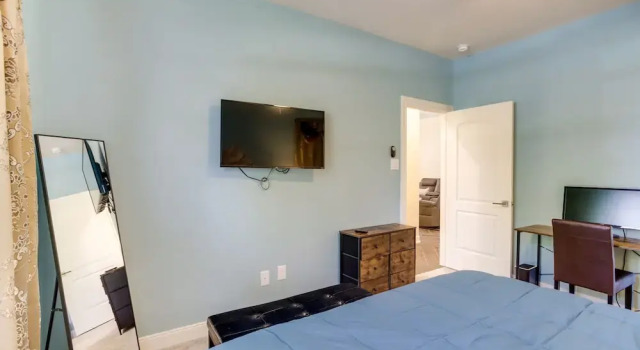 Chic Texas Abode w/ Patio & Fenced-in Yard!, Rezerwuj Hotel Tomball Houston