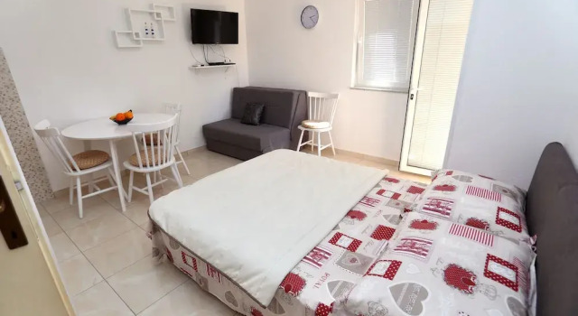 Remarkable 2-bed Apartment in Okrug Gornji