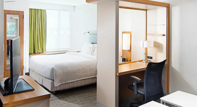 Двухместный люкс SpringHill Suites by Marriott Carle Place Garden City