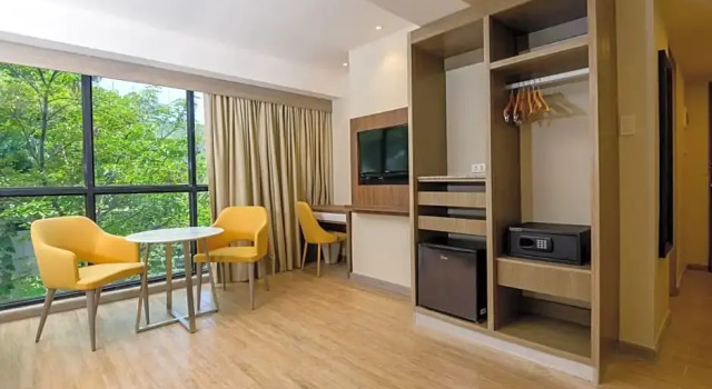Люкс SureStay Plus by Best Western Cebu City