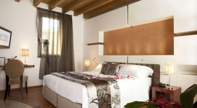 1711 Luxury Guest House, Book Guesthouse Calco Lombardy