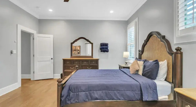 Modern Atlanta Getaway - Close To Downtown! 4 Bedroom Bungalow by Redawning, Boek Hotel Hotels in Georgia met parkeren, Parkeren
