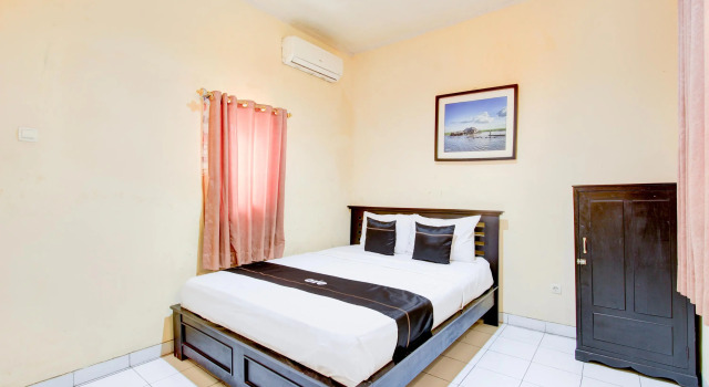 Camera Deluxe Collection O Hotel Indah Near