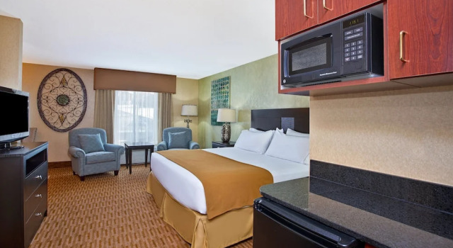 Двухместный люкс с видом на внутренний двор Holiday Inn Express & Suites - Sharon-Hermitage by IHG