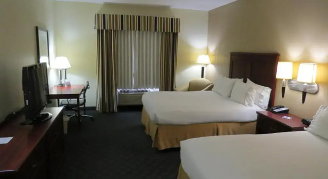 Четырёхместный люкс Holiday Inn Express Hotel & Suites Pampa by IHG